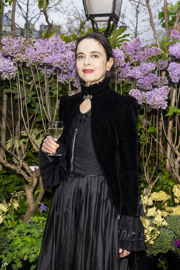 Amélie Nothomb pose lors de la remise du prix littéraire "La Closerie des Lilas" à la Closerie des Lilas à Paris, le 18 avril 2023. © Pierre Perusseau/Bestimage