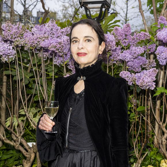 Amélie Nothomb pose lors de la remise du prix littéraire "La Closerie des Lilas" à la Closerie des Lilas à Paris, le 18 avril 2023. © Pierre Perusseau/Bestimage
