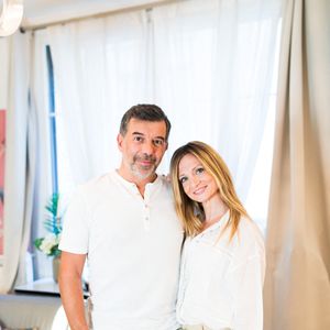 Exclusif - Carole Carat, la soeur de Fabienne Carat, intègre l'équipe de décoratrices d'intérieur de l'émission "Maison à vendre". Stéphane Plaza, après avoir rencontré cette dernière lors de l'émission "Recherche appartement ou maison" sur M6, où il devait l'aider à trouver un appartement, fera désormais équipe avec elle. La première émission diffusée avec la nouvelle décoratrice sera le 21 juin sur M6 en prime time. 
Exclusif - Stéphane Plaza et Carole Carat - Stéphane Plaza rend visite à Fabienne Carat et sa soeur Carole, dans leur appartement, à l'occasion du tournage de l'émission "Recherche appartement ou maison". Le 13 septembre 2020
© Tiziano Da Silva / Bestimage