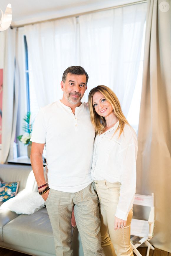 Exclusif - Carole Carat, la soeur de Fabienne Carat, intègre l'équipe de décoratrices d'intérieur de l'émission "Maison à vendre". Stéphane Plaza, après avoir rencontré cette dernière lors de l'émission "Recherche appartement ou maison" sur M6, où il devait l'aider à trouver un appartement, fera désormais équipe avec elle. La première émission diffusée avec la nouvelle décoratrice sera le 21 juin sur M6 en prime time. 
Exclusif - Stéphane Plaza et Carole Carat - Stéphane Plaza rend visite à Fabienne Carat et sa soeur Carole, dans leur appartement, à l'occasion du tournage de l'émission "Recherche appartement ou maison". Le 13 septembre 2020
© Tiziano Da Silva / Bestimage