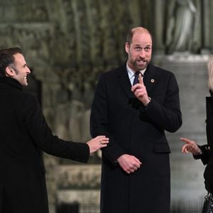 (De gauche à droite) Le président français, Emmanuel Macron, le prince britannique William, prince de Galles, et Brigitte Macron assistent à la cérémonie de bienvenue lors de la réouverture officielle de la cathédrale Notre-Dame de Paris, en France, le 7 décembre 2024, après plus de cinq ans de travaux de reconstruction à la suite de l'incendie d'avril 2019. Eliot Blondet/Pool/Bestimage