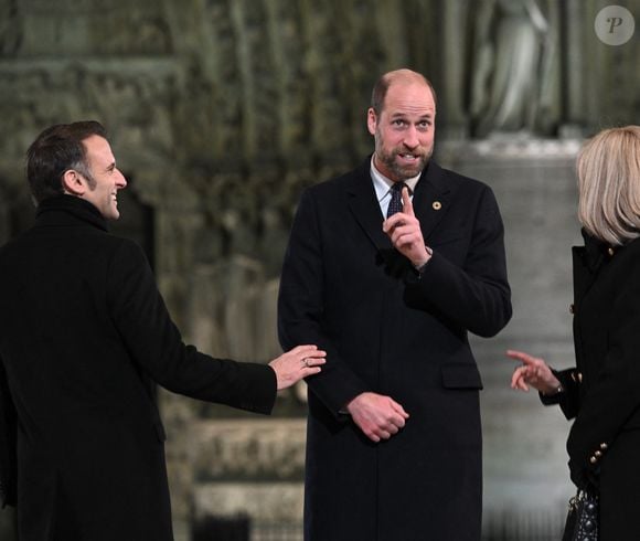 (De gauche à droite) Le président français, Emmanuel Macron, le prince britannique William, prince de Galles, et Brigitte Macron assistent à la cérémonie de bienvenue lors de la réouverture officielle de la cathédrale Notre-Dame de Paris, en France, le 7 décembre 2024, après plus de cinq ans de travaux de reconstruction à la suite de l'incendie d'avril 2019. Eliot Blondet/Pool/Bestimage