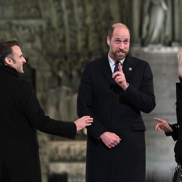 (De gauche à droite) Le président français, Emmanuel Macron, le prince britannique William, prince de Galles, et Brigitte Macron assistent à la cérémonie de bienvenue lors de la réouverture officielle de la cathédrale Notre-Dame de Paris, en France, le 7 décembre 2024, après plus de cinq ans de travaux de reconstruction à la suite de l'incendie d'avril 2019. Eliot Blondet/Pool/Bestimage