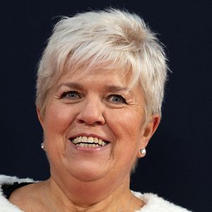 Mimie Mathy pose sur le tapis rouge de la cérémonie des César du cinéma 2020 pour un épisode de 'Call my agent' à la salle Pleyel à Paris le 28 février 2020 à Paris, France. Photo par David Niviere/ABACAPRESS.COM