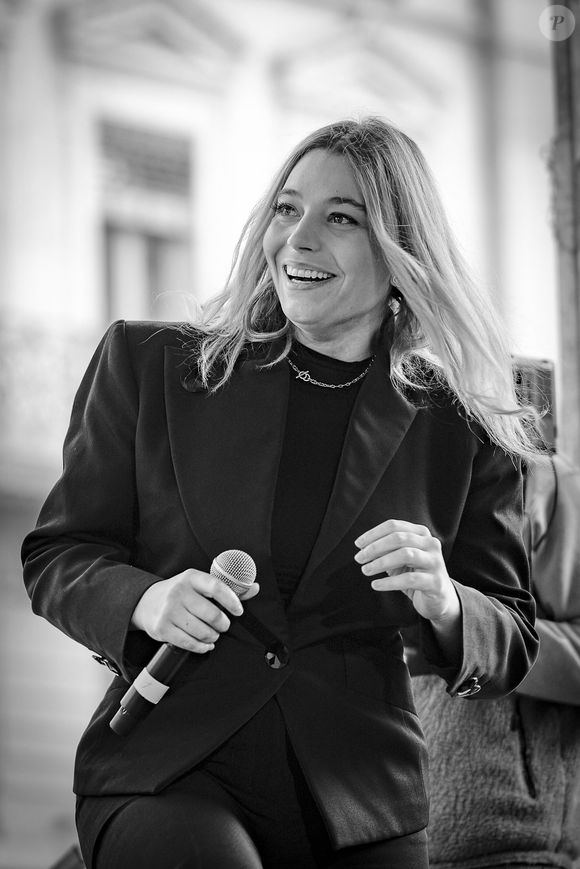 La chanteuse Santa lors de la 11ème édition du Scoop Live Radio Scoop - Soupe en scène du chef Fabrice Bonnot au profit de l'association "Notre Dame des Sans Abri" sur la place de la République à Lyon, France, le 25 novembre 2023. © Sandrine Thesillat/Panoramic/Bestimage