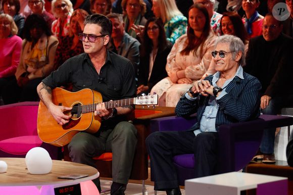 Exclusif - Gérard Lanvin et son fils Manu lors de l'enregistrement de l'émission "Famille je vous aime" présentée par M. Drucker et qui sera diffusée le 13 juin 2025 sur France 3, aux Studios rive gauche à Paris, France, le 15 avril 2025. © Clovis-Gaffiot/Bestimage