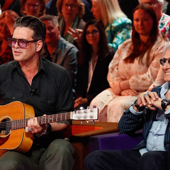 Exclusif - Gérard Lanvin et son fils Manu lors de l'enregistrement de l'émission "Famille je vous aime" présentée par M. Drucker et qui sera diffusée le 13 juin 2025 sur France 3, aux Studios rive gauche à Paris, France, le 15 avril 2025. © Clovis-Gaffiot/Bestimage