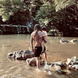 Julien Doré immortalisé aux côtés de son fils sur Instagram.