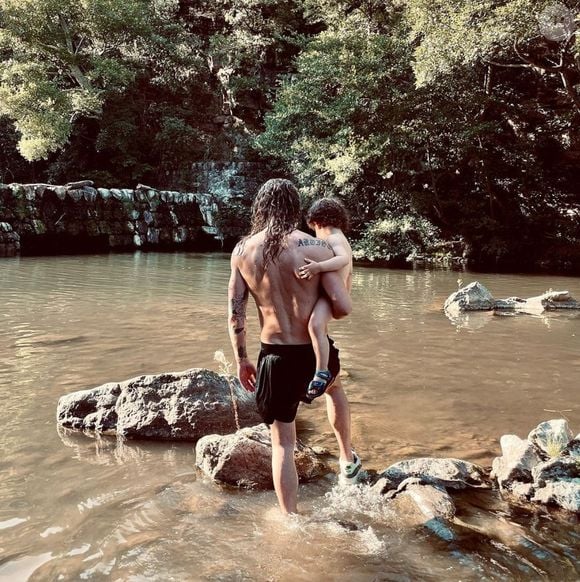 Julien Doré immortalisé aux côtés de son fils sur Instagram.