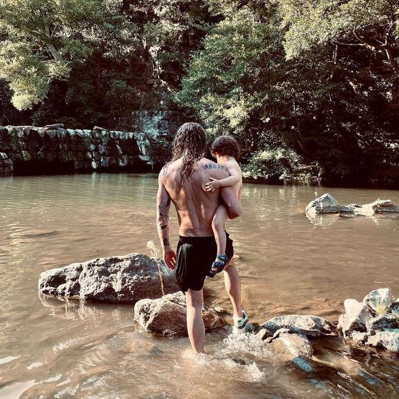 Julien Doré immortalisé aux côtés de son fils sur Instagram.