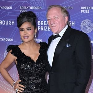 Salma Hayek-Pinault et son mari François-Henri Pinault - Photocall de la 12éme cérémonie de remise des prix Breakthrough à Los Angeles le 18 février 2026. © Broadimage / Bestimage