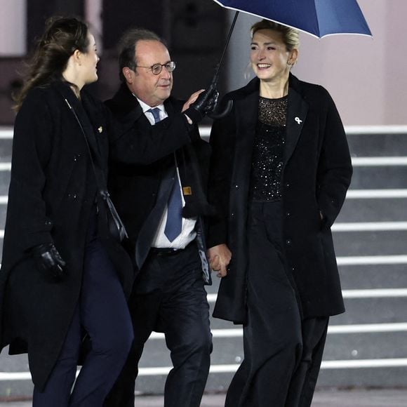 François Holande et sa femme Julie Gayet - Arrivées à la cérémonie de réouverture de la cathédrale Notre-Dame de Paris, le 7 décembre 2024. Joyau de l’art gothique, lieu de culte et de culture, symbole universel de la France et de son histoire, la cathédrale de Notre-Dame de Paris rouvre ses portes les 7 et 8 décembre, cinq ans après le terrible incendie qui l’avait ravagée le 15 avril 2019. 
© Agence / Bestimage