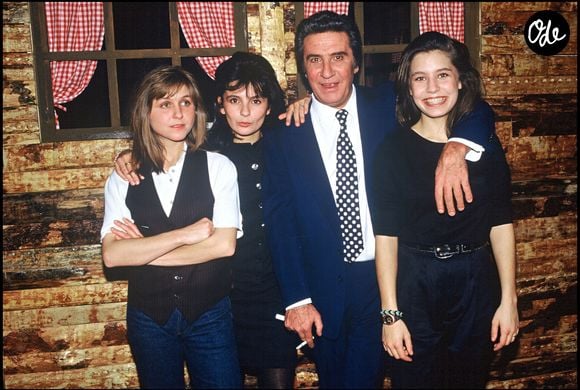 Un endroit chargé de souvenirs, auquel sa fille Emily demeure attachée et dont elle est aujourd'hui devenue la gardienne.

Archives : Gilbert Bécaud avec ses filles Jennifer, Emily et Anne @Bestimage
