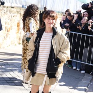 La grosse particularité de son appartement, c'est que toutes les pièces de celui-ci sont carrés. 

Marina Foïs aux arrivées au défilé Rabanne Mode Collection Prêt-à-Porter Automne/Hiver 2025-2026 lors de la Fashion Week de Paris (PFW) au siège de l'Unesco, à Paris, France, le 6 mars 2025. © Denis Guignebourg/Bestimage