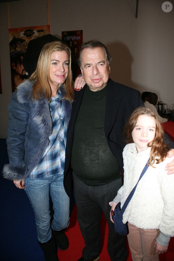"Mais cela s'arrête là."

Paul-Loup Sulitzer, sa fille Olivia et sa petite-fille Ana Teresa - Personnalités lors de la première du spectacle du Cirque de Pekin à l'esplanade de Reuilly à Paris, le 1er decembre 2013.  
©JLPPA / Bestimage