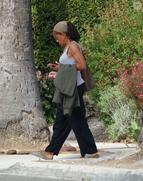 Exclusif - Doria Ragland, la mère de Meghan Markle, à la sortie de son domicile à Los Angeles, le 16 septembre 2022.  (Backgrid USA / Bestimage).