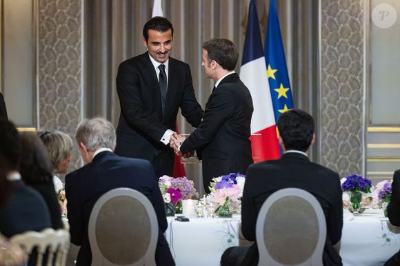La Villa du Golf ressemble au Petit Trianon.
L'émir du Qatar son altesse Tamim ben Hamad Al Thani, le président Emmanuel Macron - Le président Emmanuel Macron et l'émir du Qatar accueillent les invités au dîner d'état en l'honneur de l'émir au palais de l'Elysée à Paris le 27 février 2024. © Eric Tschaen / Pool / Bestimage