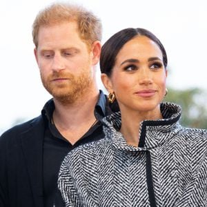 Le prince Harry, duc de Sussex et Meghan Markle, duchesse de Sussex, remettent un prix honorifique à Kevin Costner lors de son gala de charité One805 Live, organisé sur son terrain de polo à Summerland près de Santa Barbara, le 22 septembre 2023.