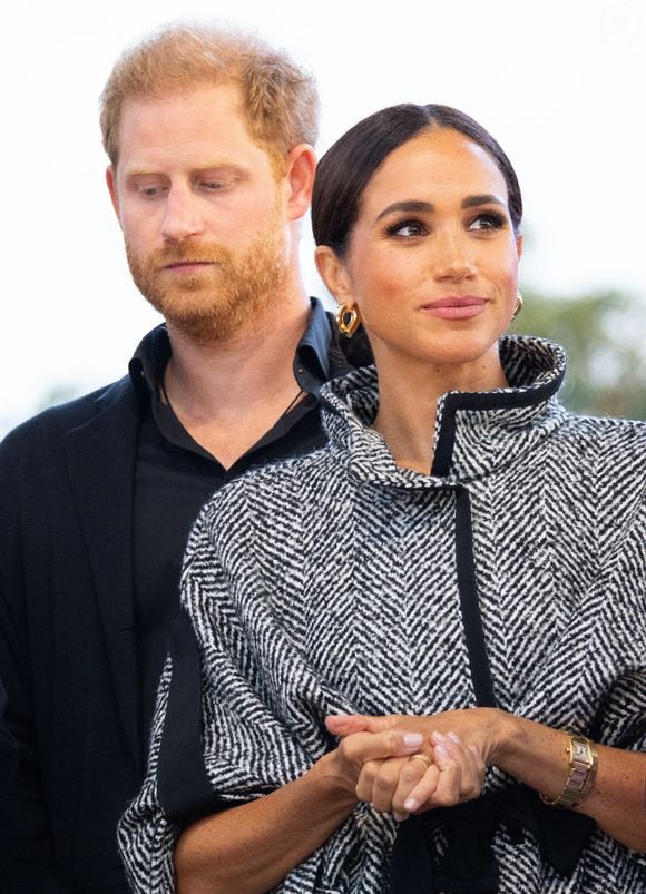 Le prince Harry, duc de Sussex et Meghan Markle, duchesse de Sussex, remettent un prix honorifique à Kevin Costner lors de son gala de charité One805 Live, organisé sur son terrain de polo à Summerland près de Santa Barbara, le 22 septembre 2023.