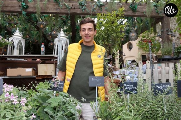 À la carte, on retrouve aussi des croquettes aux crevettes grises, des burgers, des fricadelles et des mitraillettes.

Le Chef Mallory Gabsi  - 4ème édition "Les Chefs à Saint-Tropez fêtent les Producteurs" sur la place des Lices à Saint-Tropez le 5 mai 2024. © Jean-Marc Lhomer/Bestimage
