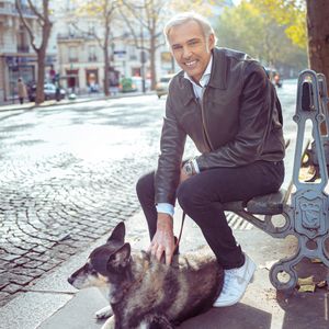 Exclusif - Rendez-vous avec Paul Belmondo avec la chienne de son père "Chipie" à Paris, France, le 15 octobre 2021. © Benjamin Decoin/Bestimage