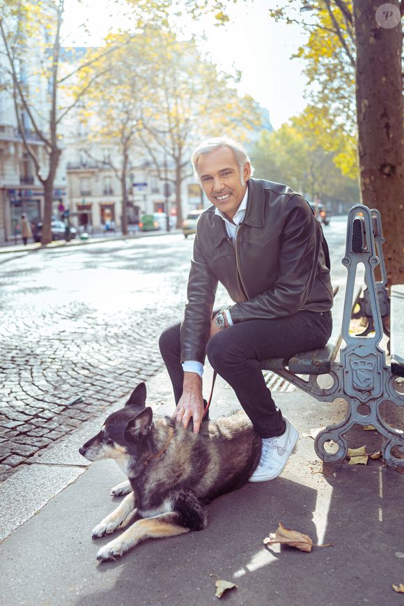 Exclusif - Rendez-vous avec Paul Belmondo avec la chienne de son père "Chipie" à Paris, France, le 15 octobre 2021. © Benjamin Decoin/Bestimage