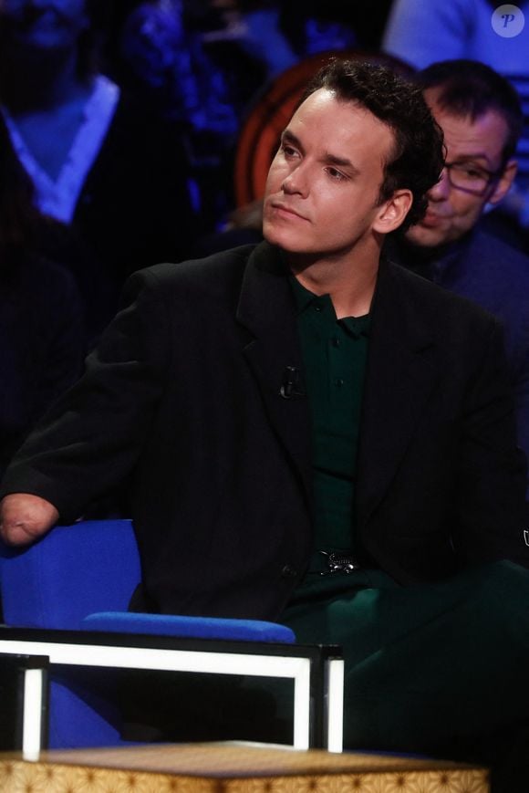 En plus d'être un athlète reconnu, Théo Curin est aujourd'hui devenu un animateur télé très populaire sur France 3 depuis qu'il y a repris les commandes de "Slam".

Exclusif - Théo Curin - Enregistrement de l'émission "La Boîte à Secrets N°19" dans les studios de la Cité du Cinéma à Saint-Denis, présentée par F.Bollaert sur France 3
© Christophe Clovis / Bestimage