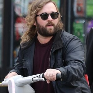 L'enfant star Haley Joel Osment, connu pour "Le Sixième Sens" et "Forrest Gump", est complètement méconnaissable avec ses cheveux longs et sa barbe épaisse alors qu'il roule sur un Citibike dans le quartier de West Village à Manhattan.
©Backgrid USA / Bestimage