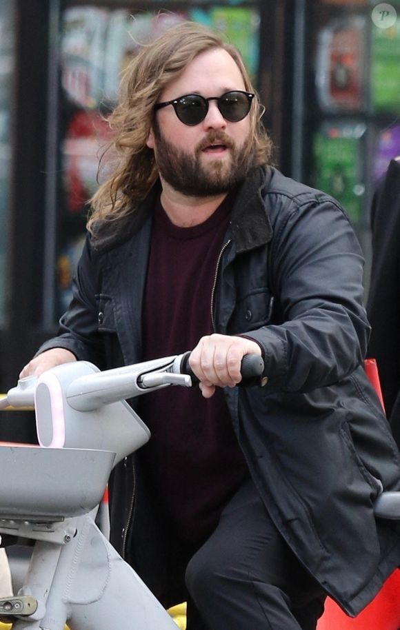 L'enfant star Haley Joel Osment, connu pour "Le Sixième Sens" et "Forrest Gump", est complètement méconnaissable avec ses cheveux longs et sa barbe épaisse alors qu'il roule sur un Citibike dans le quartier de West Village à Manhattan.
©Backgrid USA / Bestimage