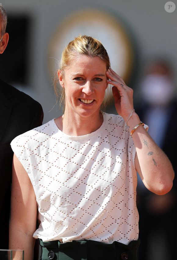 Loïs Boisson est désormais à la recherche "un, voire deux coachs, qui peuvent se partager les semaines", a-t-elle indiqué, poursuit "L’Équipe". En attendant, pour l'US Open, elle est accompagnée par Pauline Parmentier, responsable de la filière féminine des plus de 15 ans à la Fédération française de tennis et entraîneur de l'équipe de France de BJK Cup.

Hommage à Pauline Parmentier qui vient de mettre un terme à sa carrière de joueuse, lors des Internationaux de France de Tennis à Paris. Le 10 juin 2021. © Dominique Jacovides / Bestimage