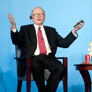 Warren Buffett, surnommé l’"Oracle d’Omaha", est aujourd’hui le dixième homme le plus riche du monde avec une fortune estimée à 147,2 milliards de dollars selon "Forbes". 

Bill Gates (R) et Warren Buffett répondent aux questions lors de la conférence de presse de leur banquet de charité tenu la veille, Pékin, Chine. Photo by Yan Sheng/CNImaging/Newscom/ABACAPRESS.COM