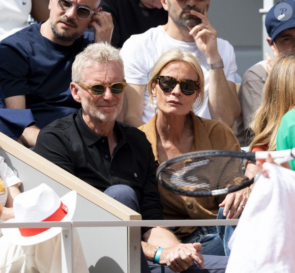 Denis Brogniart et sa femme Hortense Borgniart dans les tribunes lors des Internationaux de France de Tennis de Roland Garros 2025 à Paris, le 29 mai 2025.
© Moreau / Jacovides / Bestimage