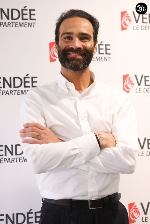 Il garde un souvenir très fort de leurs sessions d’enregistrement.

Ycare (Assane Attyé) lors de la conférence de presse de Ycare pour présenter l'opération "Ycare sur les chemins de Vendée" à l'Hôtel du département de la Vendée à La Roche-sur-Yon le 24 mars 2026.
© Jean-Marc Lhomer / Bestimage