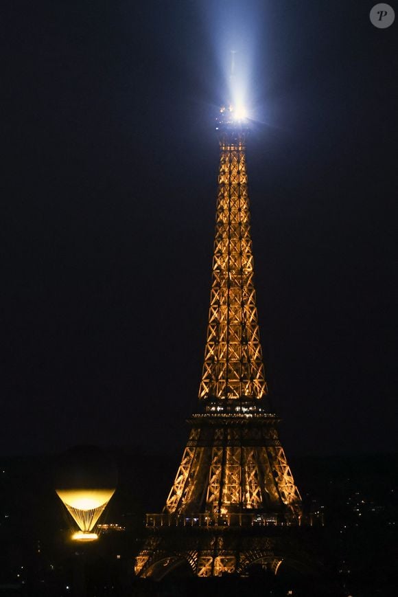 La vasque des Jeux olympiques de Paris 2024 flotte attachée à un ballon au pied de la tour Eiffel, Paris, France, lors des Jeux Olympiques Paris 2024. Le 10 août 2024. 
© Stéphane Lemouton / Bestimage