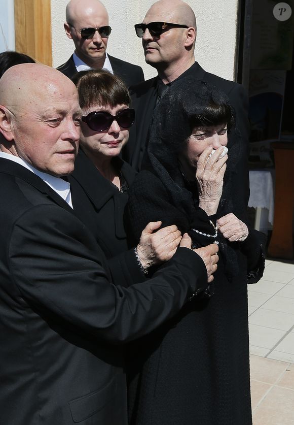 La chanteuse française Mireille Mathieu, sa soeur Monique Mathieu et le reste de la famille lors des obsèques de leur mère Marcelle-Sophie Mathieu, 94 ans, durant une messe en l'église Notre Dame de Lourdes en Avignon, le 24 Mars 2016. Le caveau de famille se trouve au cimetière Saint-Veran en Avignon. © Patrick Bernard/ Bestimage