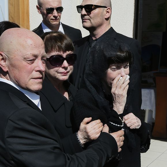 La chanteuse française Mireille Mathieu, sa soeur Monique Mathieu et le reste de la famille lors des obsèques de leur mère Marcelle-Sophie Mathieu, 94 ans, durant une messe en l'église Notre Dame de Lourdes en Avignon, le 24 Mars 2016. Le caveau de famille se trouve au cimetière Saint-Veran en Avignon. © Patrick Bernard/ Bestimage