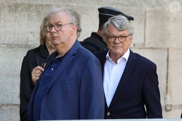 Au rendez-vous pour honorer son ex-compagne, il était déjà sorti de sa réserve habituelle quelques jours plus tôt, regrettant un départ "trop jeune, trop injuste et trop triste" auprès du Parisien. 

Dominique Besnehard, Jean-Louis Borloo - Obsèques de Nathalie Baye en l'église Saint-Sulpice à Paris le 24 avril 2026. © Dominique Jacovides - Coadic Guirec / Bestimage