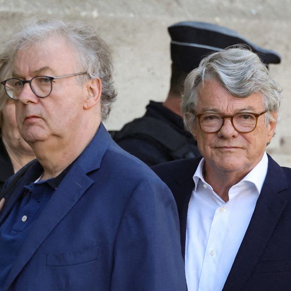 Au rendez-vous pour honorer son ex-compagne, il était déjà sorti de sa réserve habituelle quelques jours plus tôt, regrettant un départ "trop jeune, trop injuste et trop triste" auprès du Parisien. 

Dominique Besnehard, Jean-Louis Borloo - Obsèques de Nathalie Baye en l'église Saint-Sulpice à Paris le 24 avril 2026. © Dominique Jacovides - Coadic Guirec / Bestimage