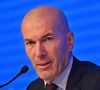 Le nouveau sélectionneur de l'équipe de France se prépare à faire ses débuts, mais un imprévu en coulisses vient déjà pimenter son arrivée.

L'ancien international français de football Zinédine Zidane s'exprime lors d'une conférence de presse visant à le présenter comme le nouveau sélectionneur de l'équipe de France, au siège de la Fédération française de football (FFF) à Paris. © Christian Liewig/Bestimage