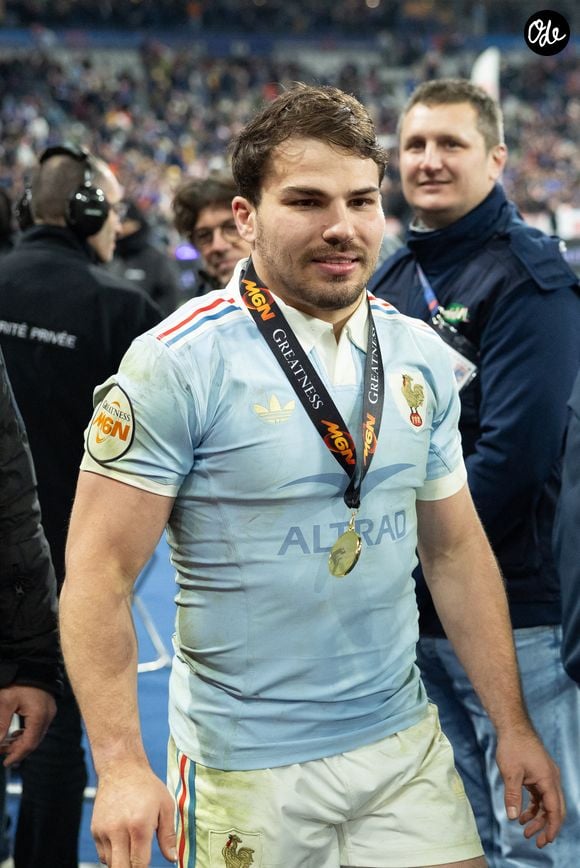 Ce mythique repaire de la Riviera offre un panorama à couper le souffle sur la mer Méditerranée et le majestueux Cap Canaille. 

Exclusif - Antoine Dupont lors du match de rugby du Tournoi des Six Nations France contre Angleterre au Stade de France à Saint-Denis le 14 mars 2026.
