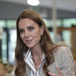 Elle pointe du doigt les difficultés que peuvent rencontrer les patients pourtant guéris 

La princesse de Galles lors d'une visite du jardin de bien-être de la RHS à l'hôpital de Colchester dans l'Essex. Cette visite coïncide avec la donation de 50 plants de Catherine's Rose, nommés en l'honneur de la princesse par la RHS, dont les fonds provenant des ventes seront reversés à la Royal Marsden Cancer Charity.   2 juillet 2025.  Photo par Stefan Rousseau/PA Wire/ABACAPRESS.COM