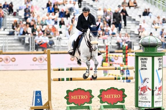 Serge Varsano sur Just Dance T&L Z dans l’épreuve Prix Barnes lors de la 10ème édition du "Longines Paris Eiffel Jumping" à la Plaine de Jeux de Bagatelle à Paris le 22 juin 2024.

© Pierre Perusseau / Veeren / Bestimage