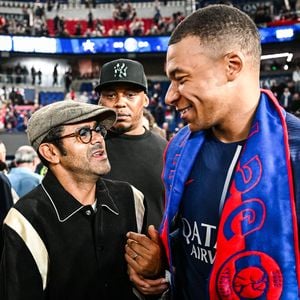 Paris, France, France : Jamel DEBBOUZE et Kylian MBAPPE du PSG célèbrent la première place du championnat de France de Ligue 1 2023-24 lors du match de Ligue 1 entre le Paris Saint-Germain (PSG) et le Toulouse FC au stade du Parc des Princes à Paris, France. (Credit Image : © Matthieu Mirville/ZUMA Press Wire)