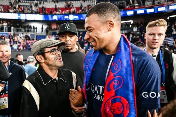 Paris, France, France : Jamel DEBBOUZE et Kylian MBAPPE du PSG célèbrent la première place du championnat de France de Ligue 1 2023-24 lors du match de Ligue 1 entre le Paris Saint-Germain (PSG) et le Toulouse FC au stade du Parc des Princes à Paris, France. (Credit Image : © Matthieu Mirville/ZUMA Press Wire)