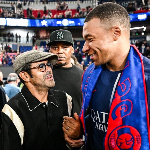 Paris, France, France : Jamel DEBBOUZE et Kylian MBAPPE du PSG célèbrent la première place du championnat de France de Ligue 1 2023-24 lors du match de Ligue 1 entre le Paris Saint-Germain (PSG) et le Toulouse FC au stade du Parc des Princes à Paris, France. (Credit Image : © Matthieu Mirville/ZUMA Press Wire)