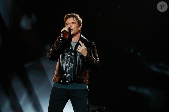 En tout, "Le Parisien" va être contacté par 4 faux David Hallyday, qui sont en réalité des brouteurs
Exclusif - David Hallyday - Enregistrement de l'émission "M6 sur son 31" au Dôme de Paris, présentée par A.Galiana et E.Gossuin et diffusée le 31 décembre sur M6
© Christophe Clovis / Bestimage