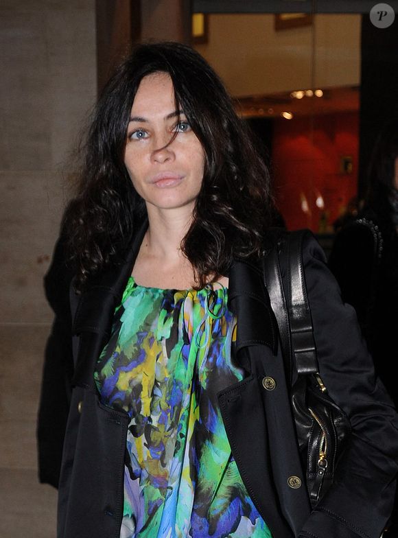 Emmanuelle Beart arrive au défilé de la collection prêt-à-porter automne-hiver 2009-2010 d'Emmanuel Ungaro au Carrousel du Louvre à Paris, France, le 8 mars 2009. Photo by ABACAPRESS.COM
