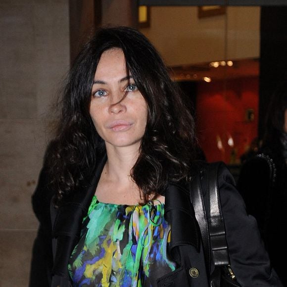 Emmanuelle Beart arrive au défilé de la collection prêt-à-porter automne-hiver 2009-2010 d'Emmanuel Ungaro au Carrousel du Louvre à Paris, France, le 8 mars 2009. Photo by ABACAPRESS.COM