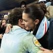 Antoine Dupont et Iris Mittenaere en fête dans les tribunes du Stade de France, leurs deux familles à l'unisson