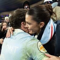 Antoine Dupont et Iris Mittenaere en fête dans les tribunes du Stade de France, leurs deux familles à l'unisson